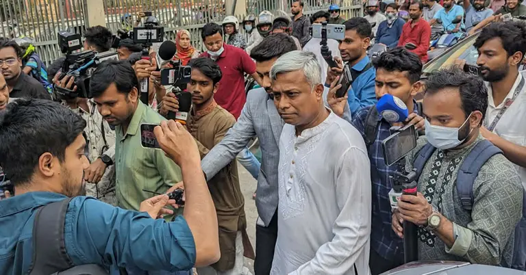 পাম্প স্টেশনগুলো পরিদর্শন করছেন জ্বালানি প্রতিমন্ত্রী